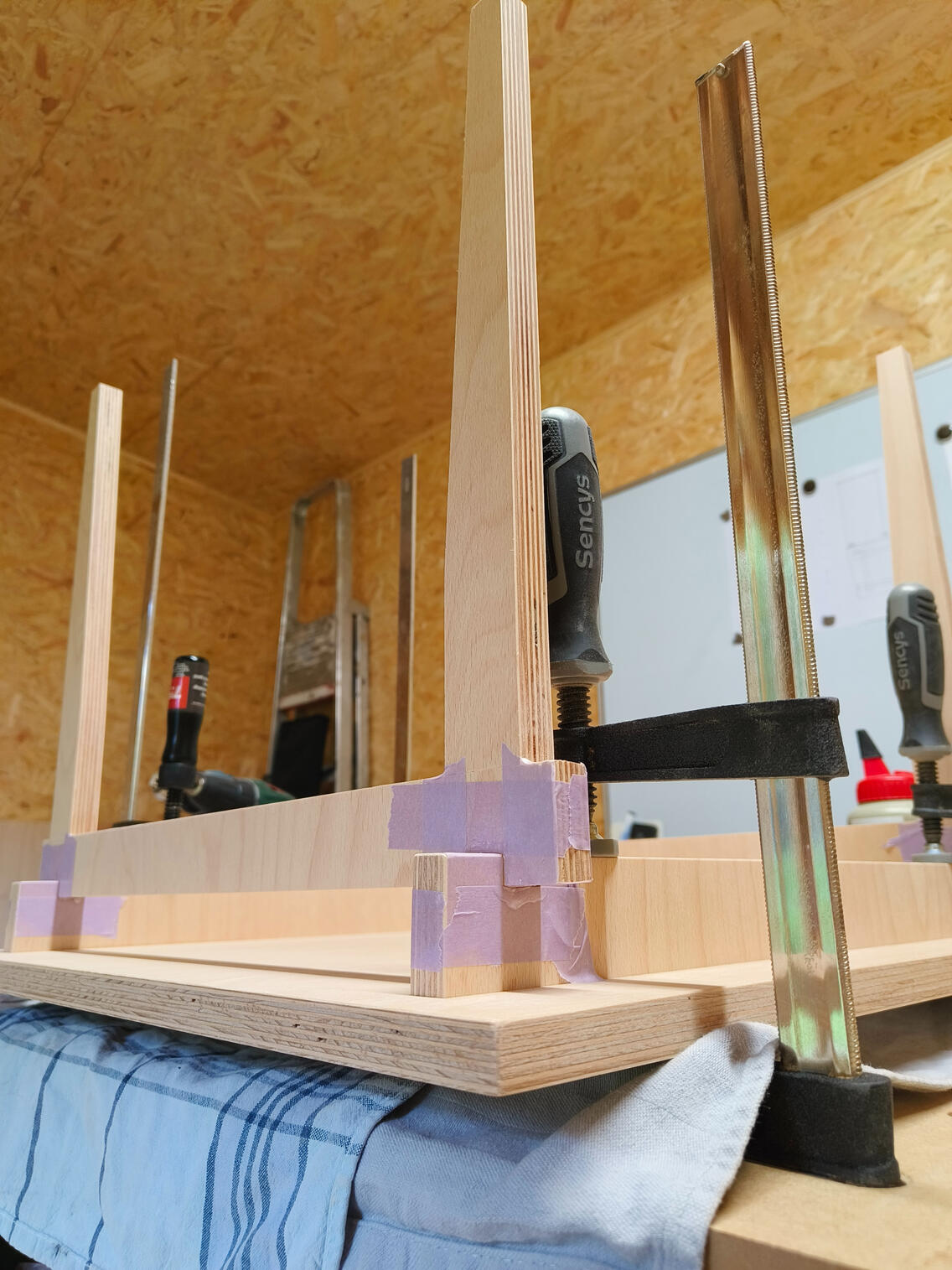 Houten bijzettafel lijmen Houten bijzettafel lijmen