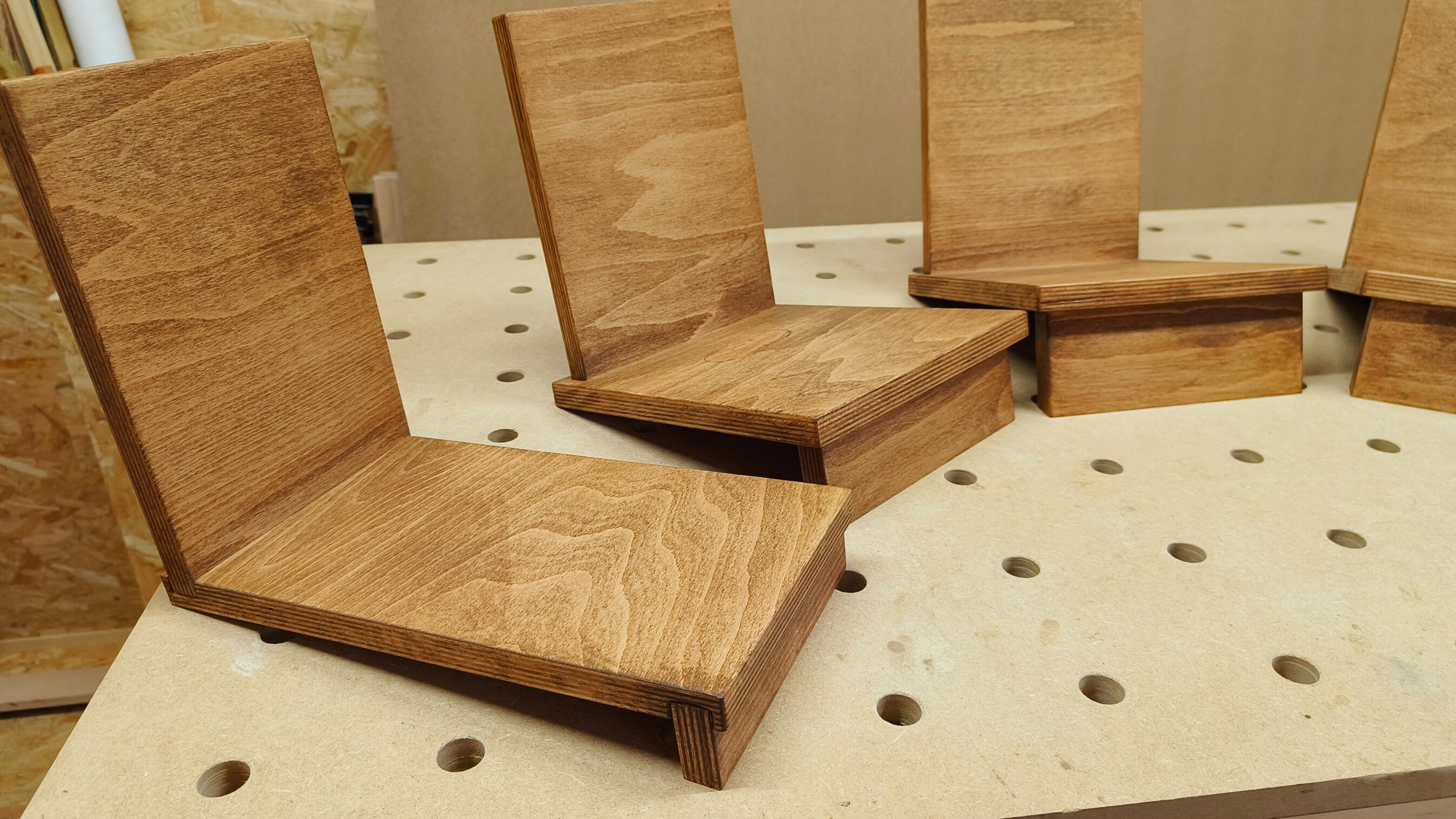 Houten boekensteunen in het atelier. Links: boekensteun (C), midden: 3x boekensteun (B)