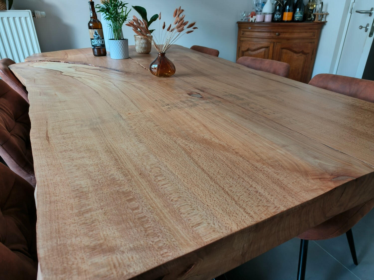 Beuken boomstamtafel Beuken boomstamtafel en zwart metalen onderstel