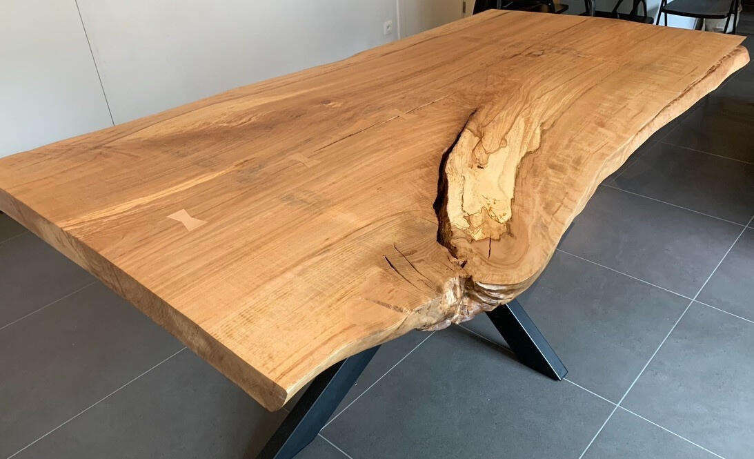 Beuken boomstamtafel Beuken boomstamtafel en zwart metalen onderstel