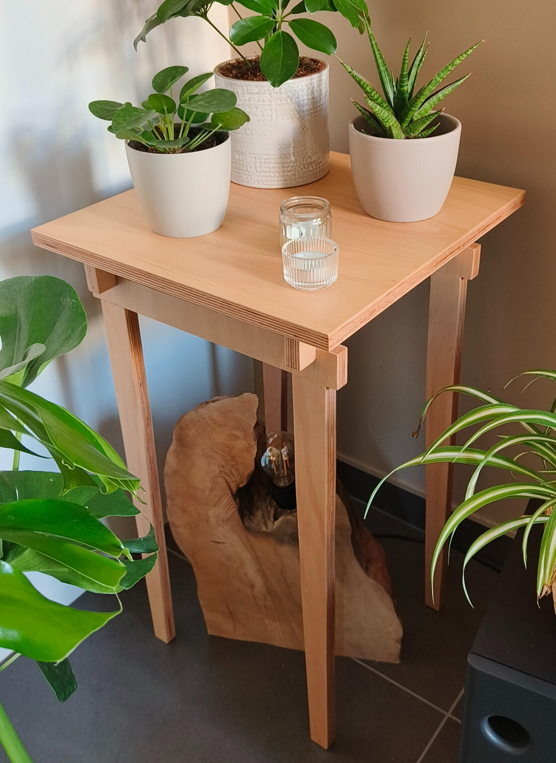 Houten bijzettafel volledig Houten bijzettafel volledig