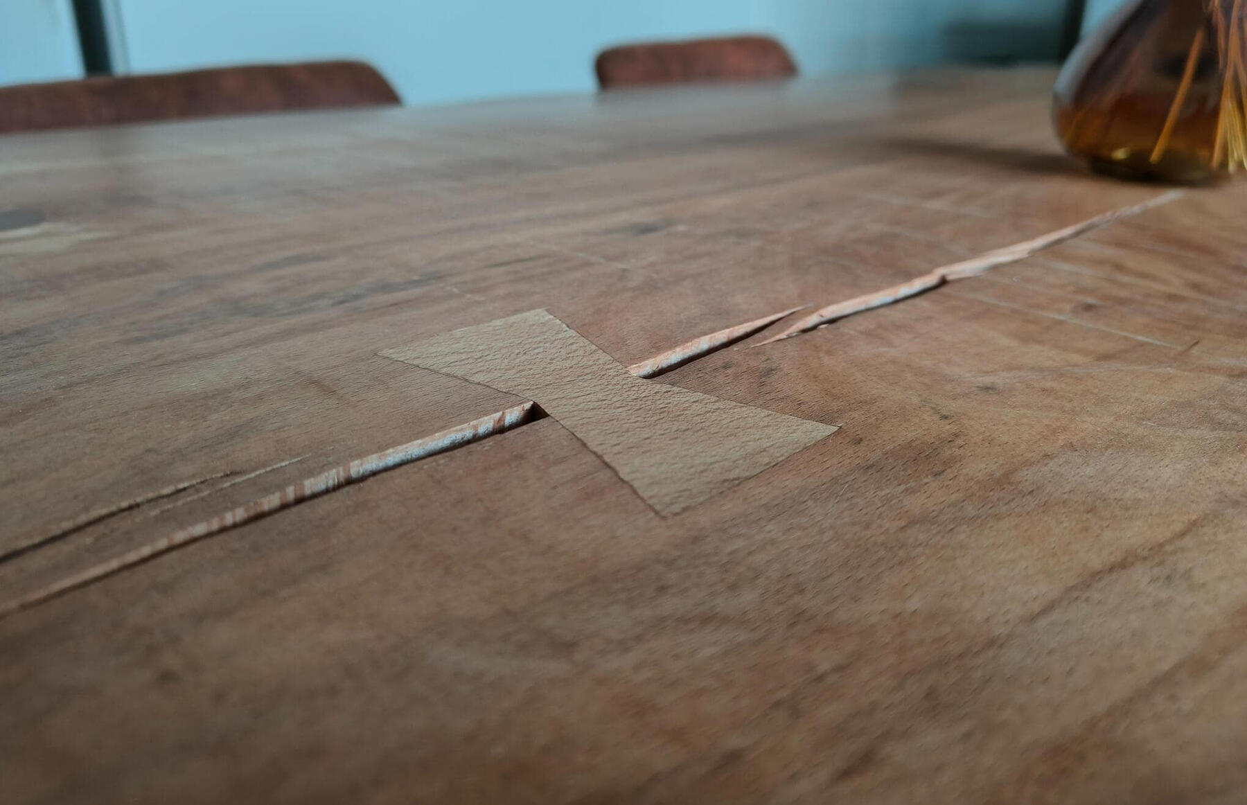 Eettafel Handgemaakte massieve boomstamtafel, bestaande uit één groot stuk massief beuk.