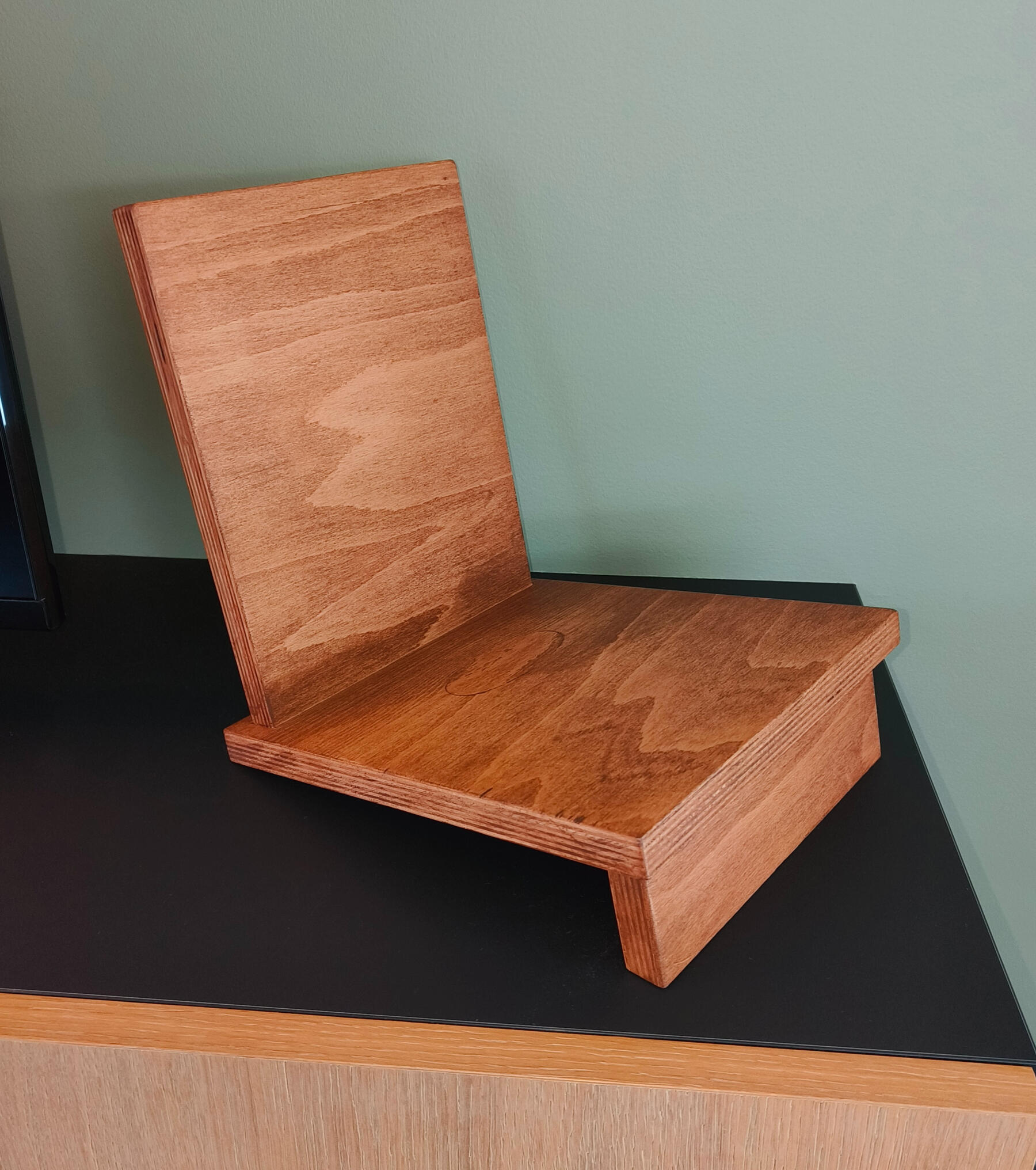 Houten boekenstaander gemaakt in Gent.