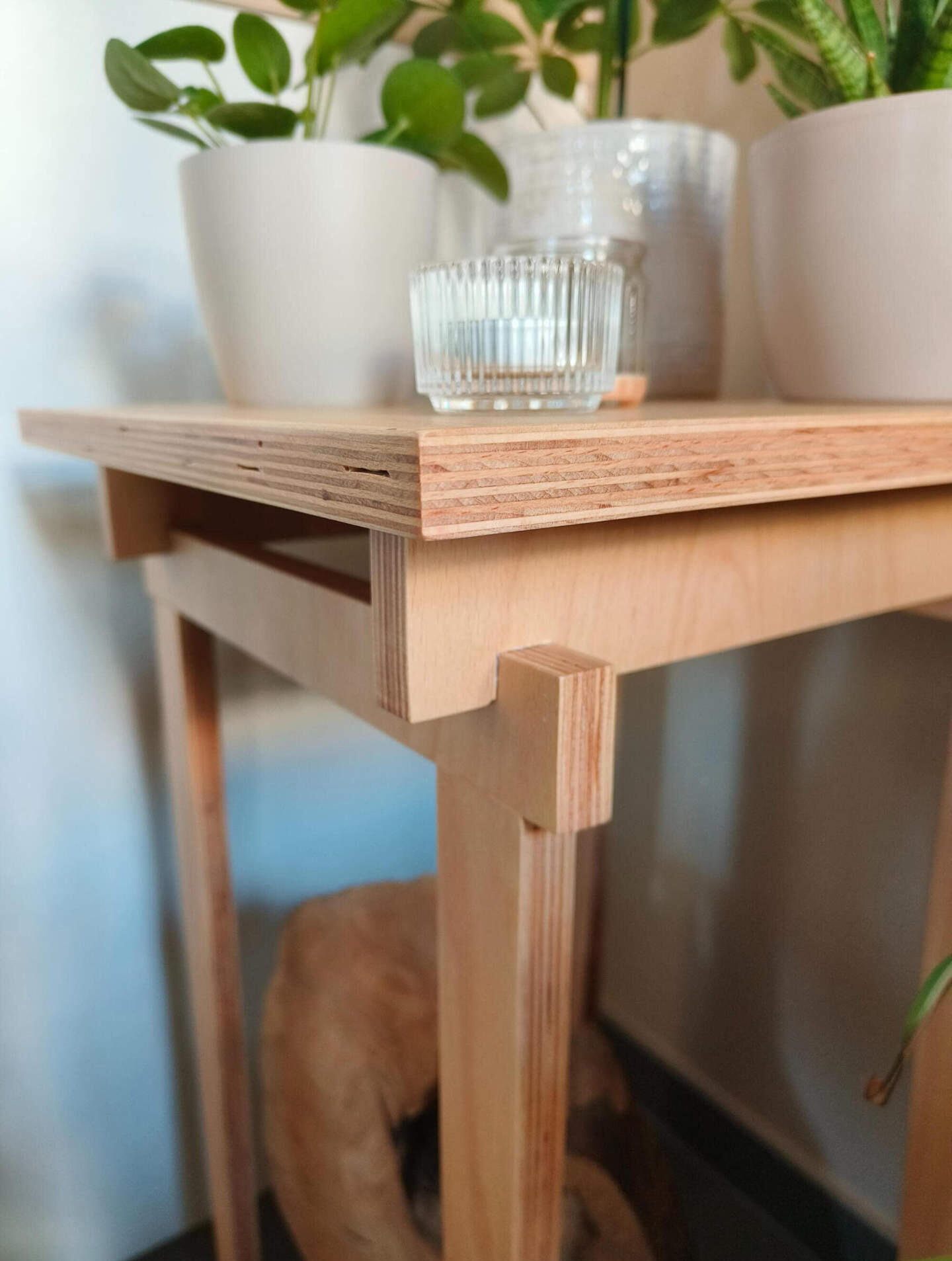 Bijzettafel Handgemaakte houten bijzettafel.